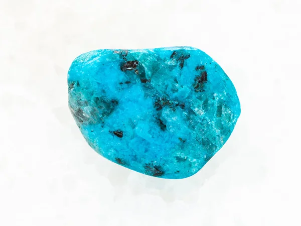 Blauer Achat Edelstein auf weißem Marmor — Stockfoto