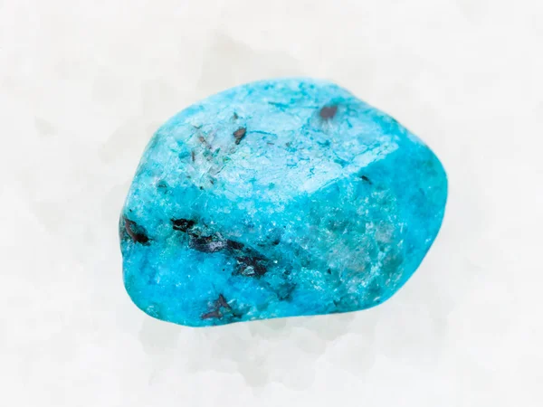 Piedra preciosa de ágata azul en mármol blanco — Foto de Stock