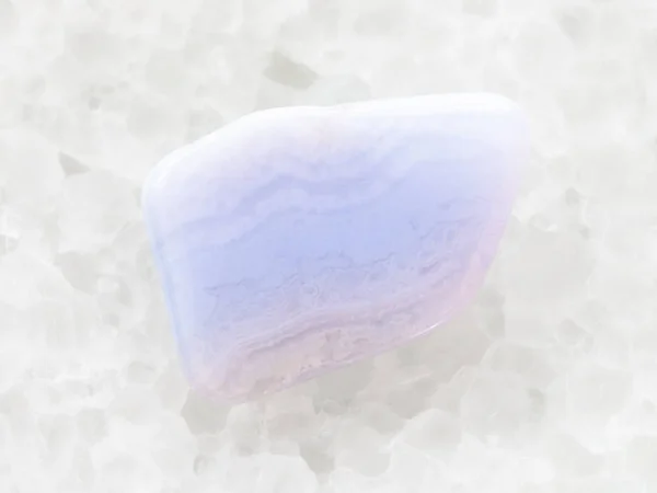 Pedra preciosa de ágata de renda azul polida em mármore branco — Fotografia de Stock