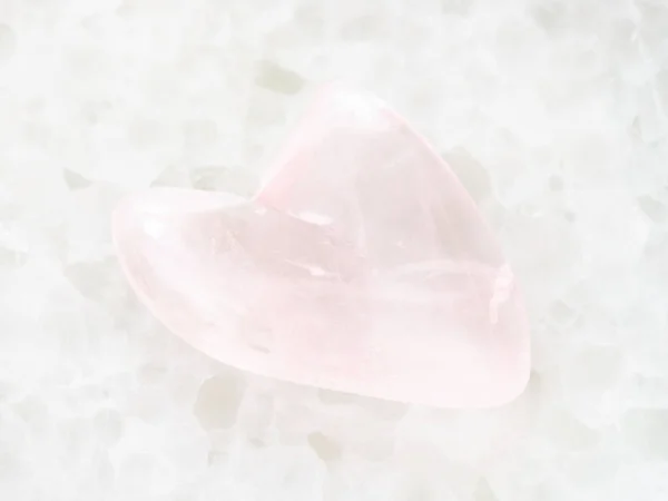 Piedra de cuarzo rosa en forma de corazón en blanco — Foto de Stock