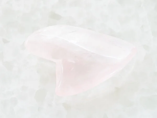 Полірований трояндовий кварцовий камінь у формі серця на білому — стокове фото