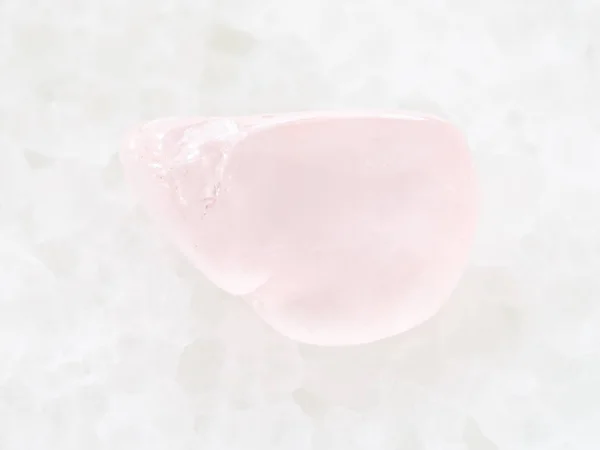 Leštěný rose quartz drahokam na bílém mramoru — Stock fotografie