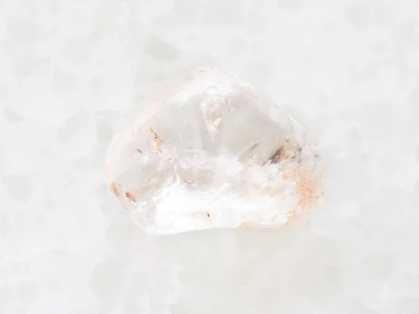 Piedras preciosas de cristal de roca en mármol blanco —  Fotos de Stock