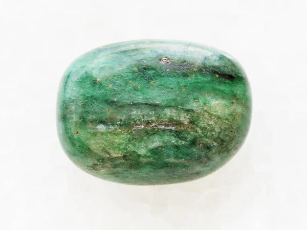 Зеленый бериловый камень на белом мраморе — стоковое фото