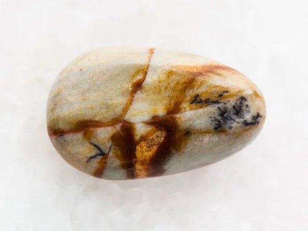 Камень яшмы на белом мраморе — стоковое фото