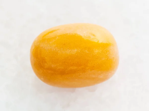 Piedra preciosa de jaspe amarillo tumbado en blanco —  Fotos de Stock