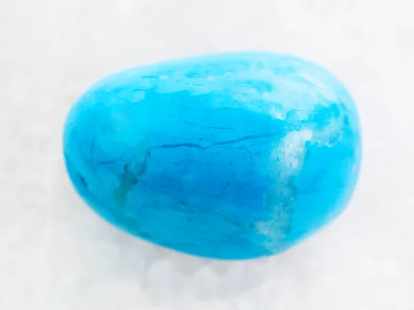 Turquenita caída (azul howlite) pedra sobre branco — Fotografia de Stock
