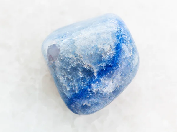 Piedra preciosa de ágata teñida azul en mármol blanco — Foto de Stock