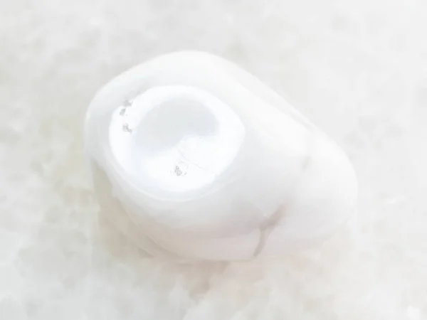 Tumlade magnesit ädelsten på vit marmor — Stockfoto