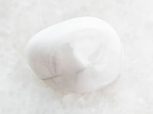 Gema de magnesita pulida sobre mármol blanco — Foto de Stock