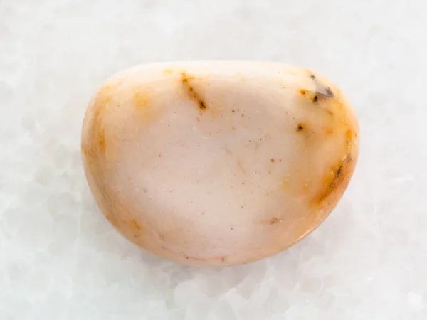 Tumbled Picture piedra de jaspe gema en mármol blanco — Foto de Stock