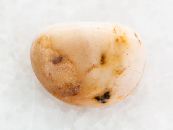 Pedra jasper jaspe imagem polida em mármore branco — Fotografia de Stock