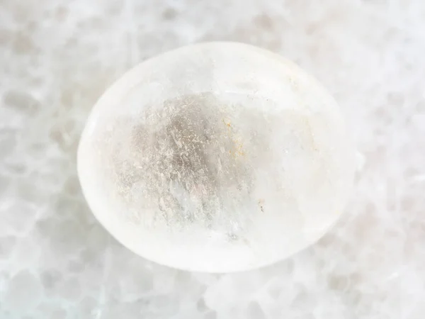 Pedra preciosa de ágata branca polida em mármore branco — Fotografia de Stock