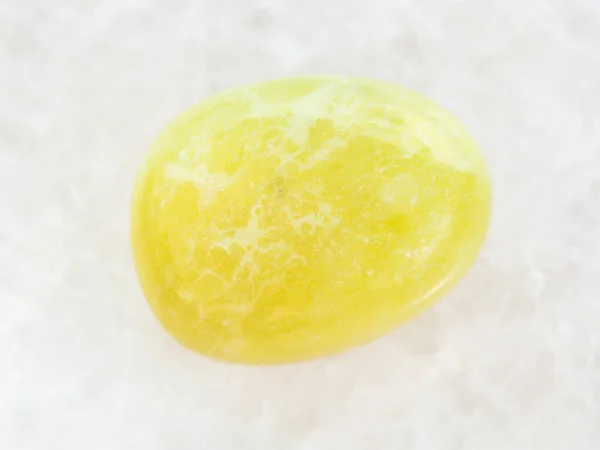 Polierter gelber Calcit Edelstein auf weißem Marmor — Stockfoto
