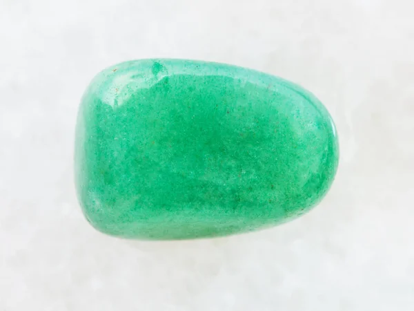Зеленый камень Авентурина на белом мраморе — стоковое фото