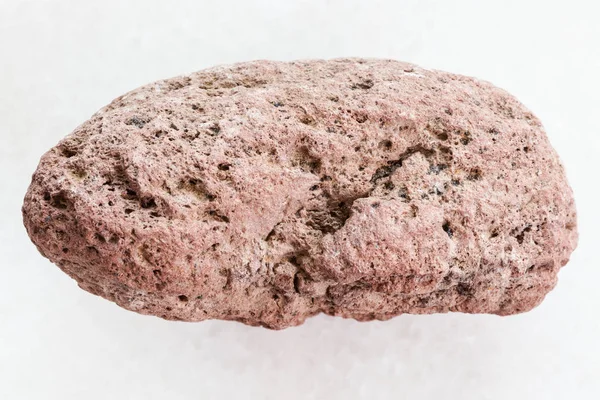 백색 대리석에 빨간색 경 석 돌의 조약돌 — 스톡 사진