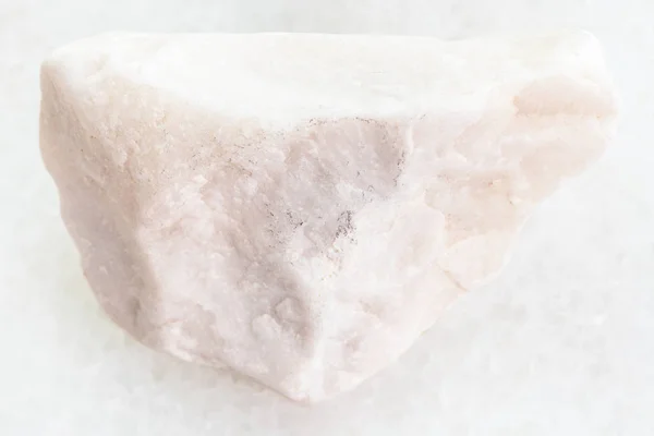 Pedazo de piedra preciosa de mármol blanco sobre blanco —  Fotos de Stock