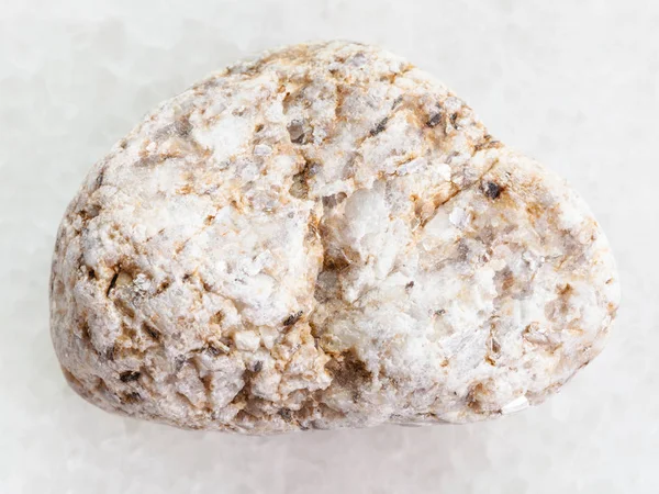 Piedra de granito blanco sobre fondo de mármol blanco — Foto de Stock