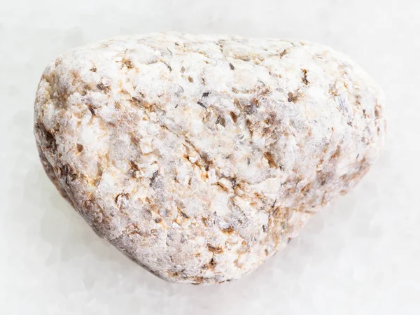Βότσαλο λευκό γρανίτη πέτρας σε λευκό μάρμαρο — Φωτογραφία Αρχείου