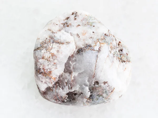 Trommelstein aus Marmor auf weißem Marmor — Stockfoto