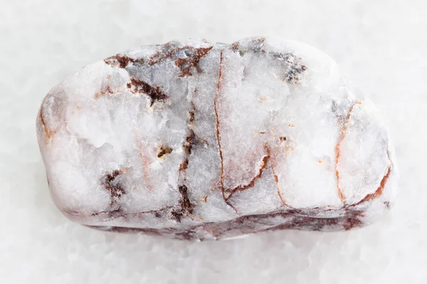 Tromlované mramorové gem na bílém mramoru — Stock fotografie