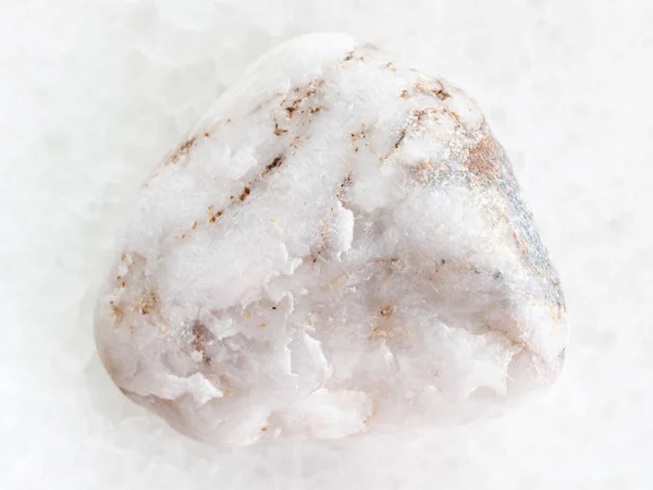 Pedra de mármore caído em mármore branco — Fotografia de Stock
