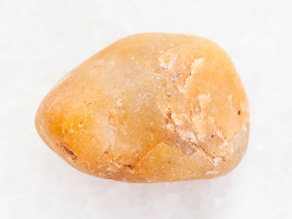 Zwaliło żółty Chalcedon kamień na białym marmurze — Zdjęcie stockowe
