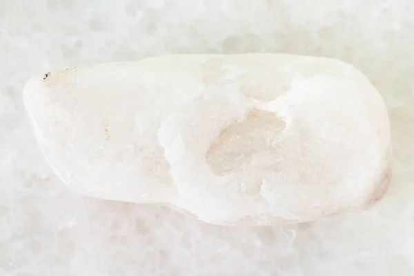 Piedra de mármol blanco sobre mármol blanco — Foto de Stock