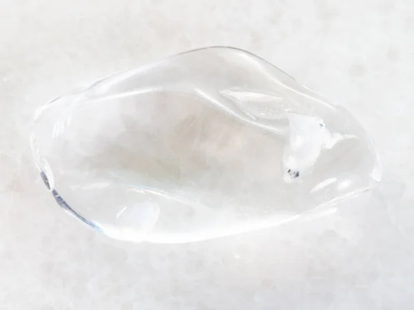 Pedra de quartzo claro caído (cristal de rocha) em branco — Fotografia de Stock