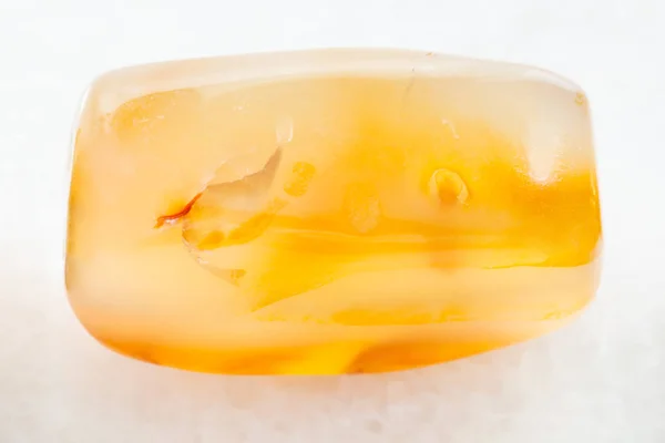 Cabujón de gema de ágata amarilla sobre blanco —  Fotos de Stock