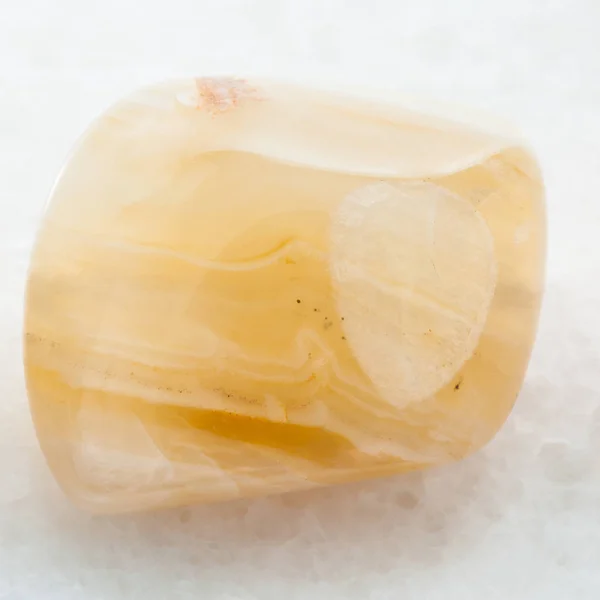 Caído amarelo bandado Ágata pedra preciosa no branco — Fotografia de Stock