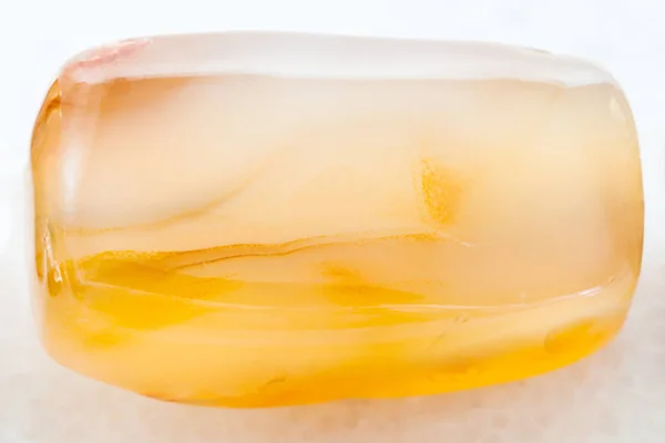Perle aus gelbem Achat Edelstein auf weiß — Stockfoto