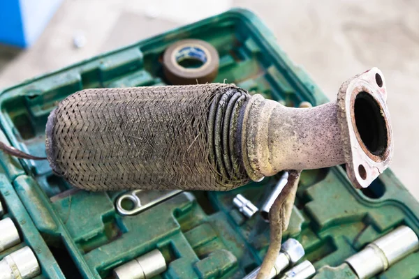 工具套装上的旧烧波纹消声器 — 图库照片