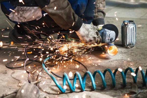 Mechanik škrty nové potrubí pro zvlnění tlumiče — Stock fotografie