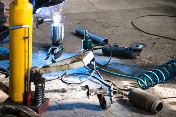 Mechanik svary potrubí na zvlnění tlumiče — Stock fotografie