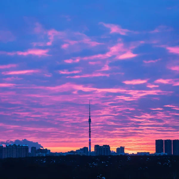 Skyline de Moscou avec tour de télévision au lever du soleil — Photo