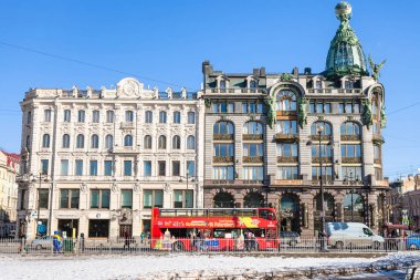 Mart ayında Saint Petersburg'daki şarkıcı gören manzarası