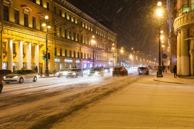 Nevsky Prospect caddesindeki araba trafikte kar yağışı