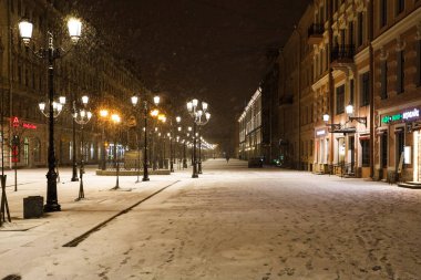 St Petersburg Caddesi'nde gece kar yağışı görünümünü