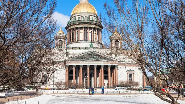 Front view of Saint Isaac's Cathedral in spring — Stock Photo, Image