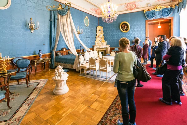 Visitantes en la habitación en San Petersburgo Yusupov palacio — Foto de Stock