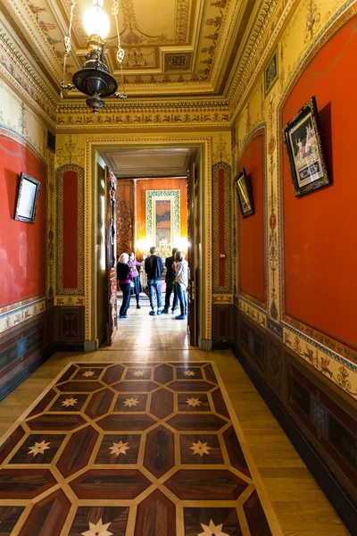 Visiteurs dans le hall du palais Saint-Pétersbourg Yusupov — Photo