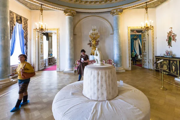 在圣彼得堡尤苏波夫宫殿的房间里的游客 — 图库照片