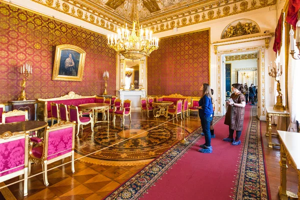 Красная комната в Юсуповском дворце в Санкт-Петербурге — стоковое фото