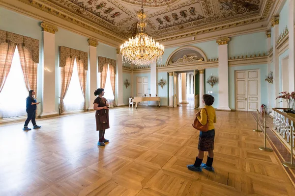 Gente en la sala en el palacio de Yusupov en San Petersburgo — Foto de Stock