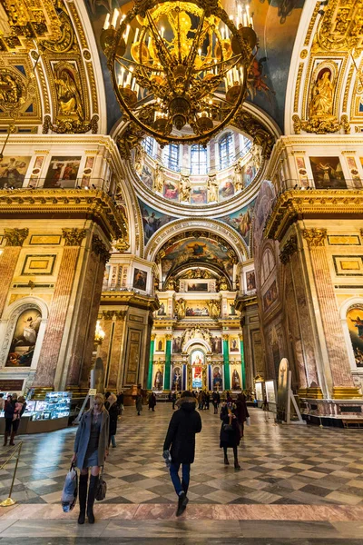 Visitatori all'interno della Cattedrale di San Pietroburgo St Isaac — Foto Stock
