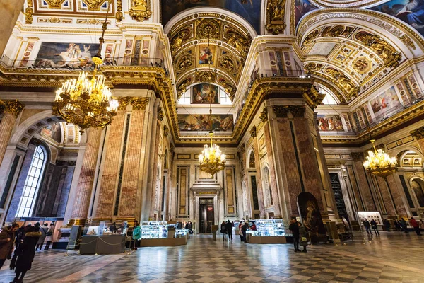 Personas dentro de San Petersburgo Catedral de San Isaac — Foto de Stock