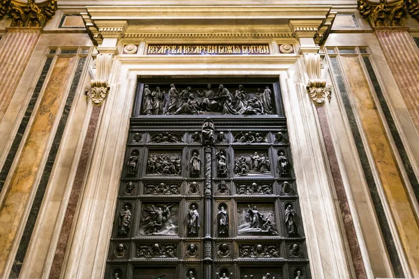 Χάλκινο πύλες καθεδρικό ναό του Αγίου Ισαάκ στην Αγία Πετρούπολη — Φωτογραφία Αρχείου