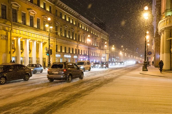 Tráfico de coches en la calle Nevsky Prospect en tormenta de nieve — Foto de Stock