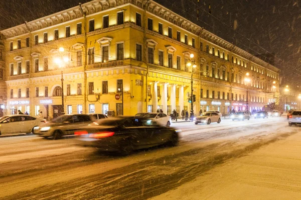 Autos fahren in der Nacht auf schneebedeckten Straßen — Stockfoto